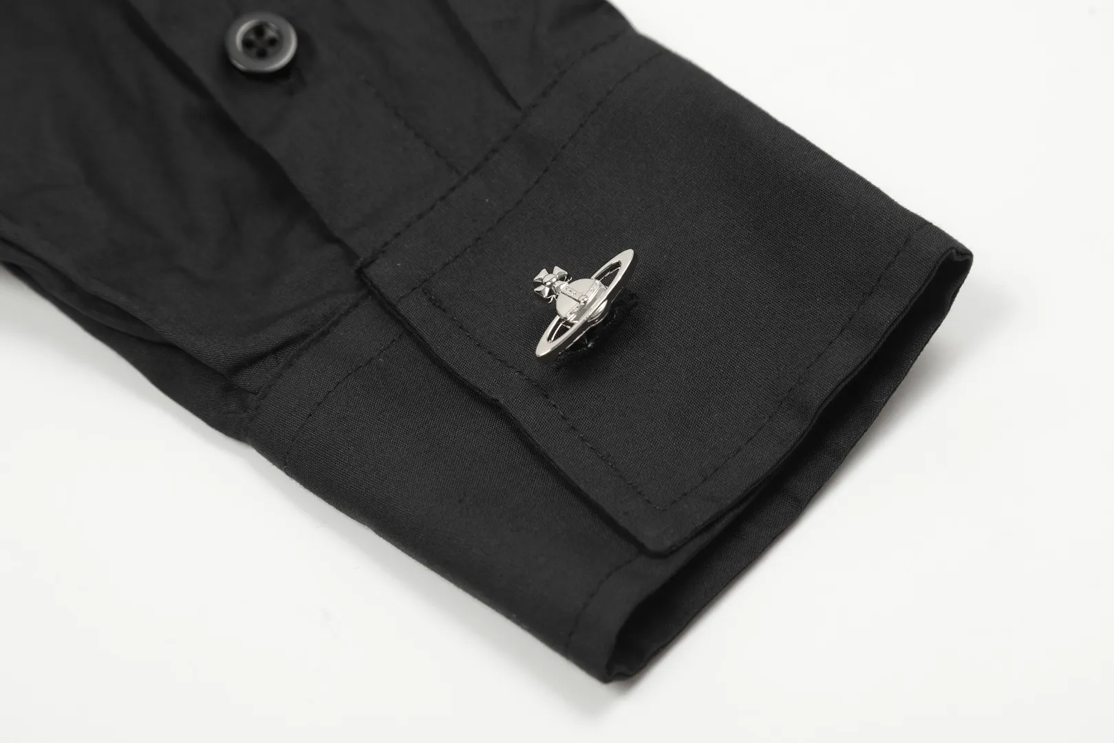 VIVI122# Uniform style for men and women" vivienne west wood Queen Mother Vivian Uniform style for men and women Casual suit style design shirt Metallic finishing touch on cuffs Folding design of sleeves with high workmanship Double-pressed seam patch design on the hem The upper body has a stylish and full sense of design The white background picture details display effect is average The real texture quality far exceeds the picture The 3 colors are very versatile Color: Dark blue Black White Size: S M L